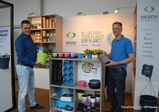 Harry Nieuwenhuijsen en Pascal Rossen van Desch Plantpak presteren de Imca ( die Harry vasthoudt) en de Mayca (die Pascal vast houdt). Beide decoratieve potten, maar de Imca bestaand uit twee potten, een kweekpot en een coverpot.